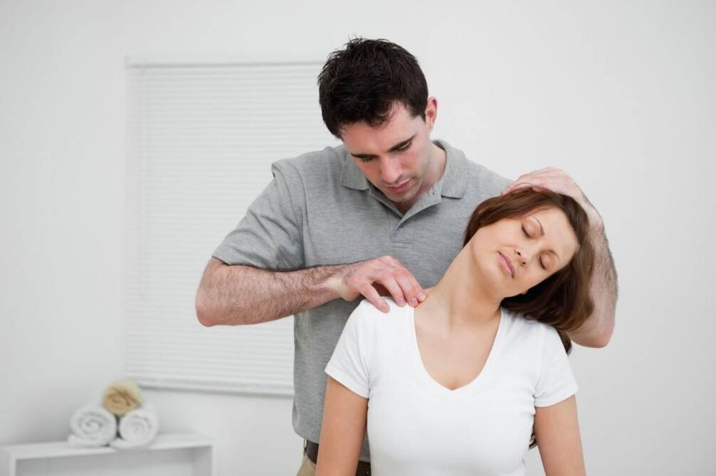 Masaxe cervical terapéutica para aliviar a dor na osteocondrose cervical